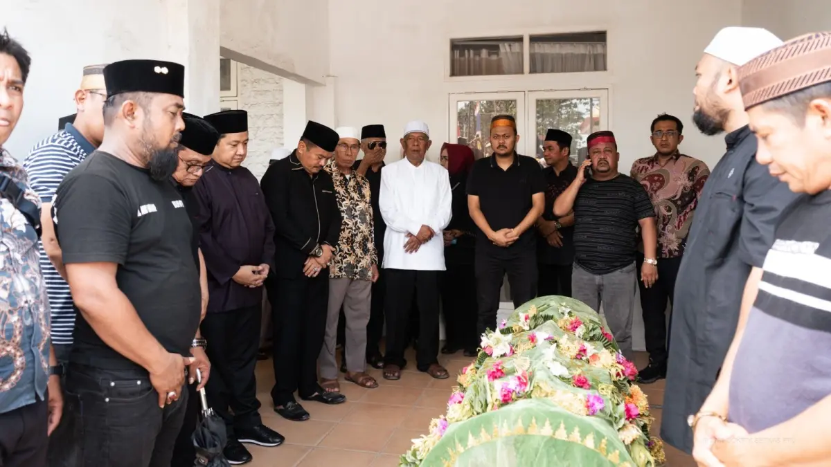 MELEPAS: Bupati PPU Mudyat Noor saat hadir melepas kepergian Andi Harahap ke tempat peristirahatan terakhir di rumah duka, Kamis (6/8).
