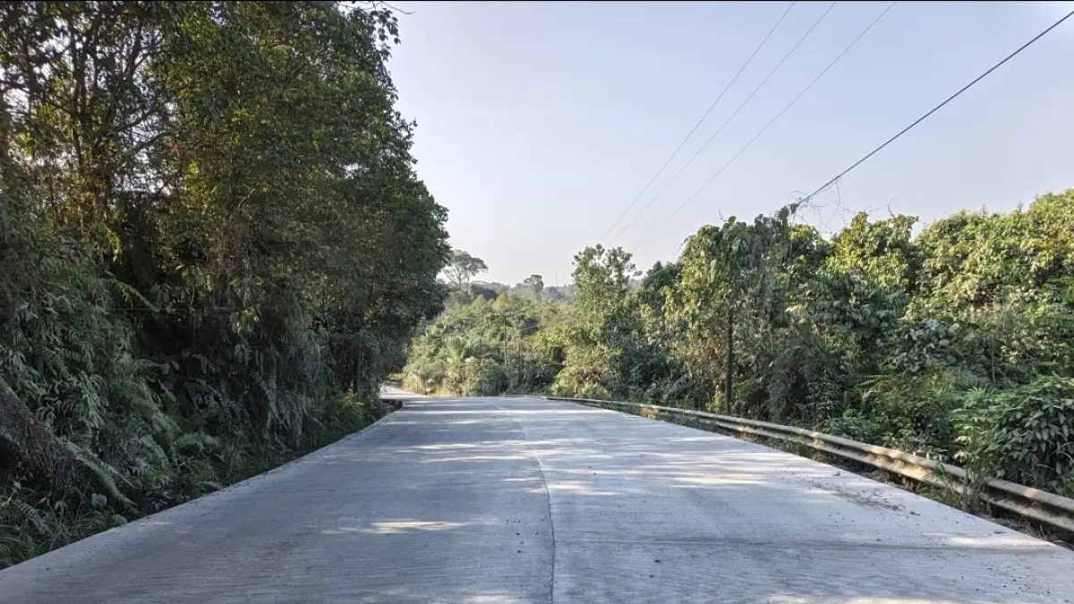 MULUS: Perkerasan beton di segmen II ruas jalan Sp Belusuh–Mentiwan, tepatnya di kawasan tanjakan Kinong, hampir rampung. Selanjutnya, pekerjaan preservasi akan berlanjut ke kawasan Simpang Raya.