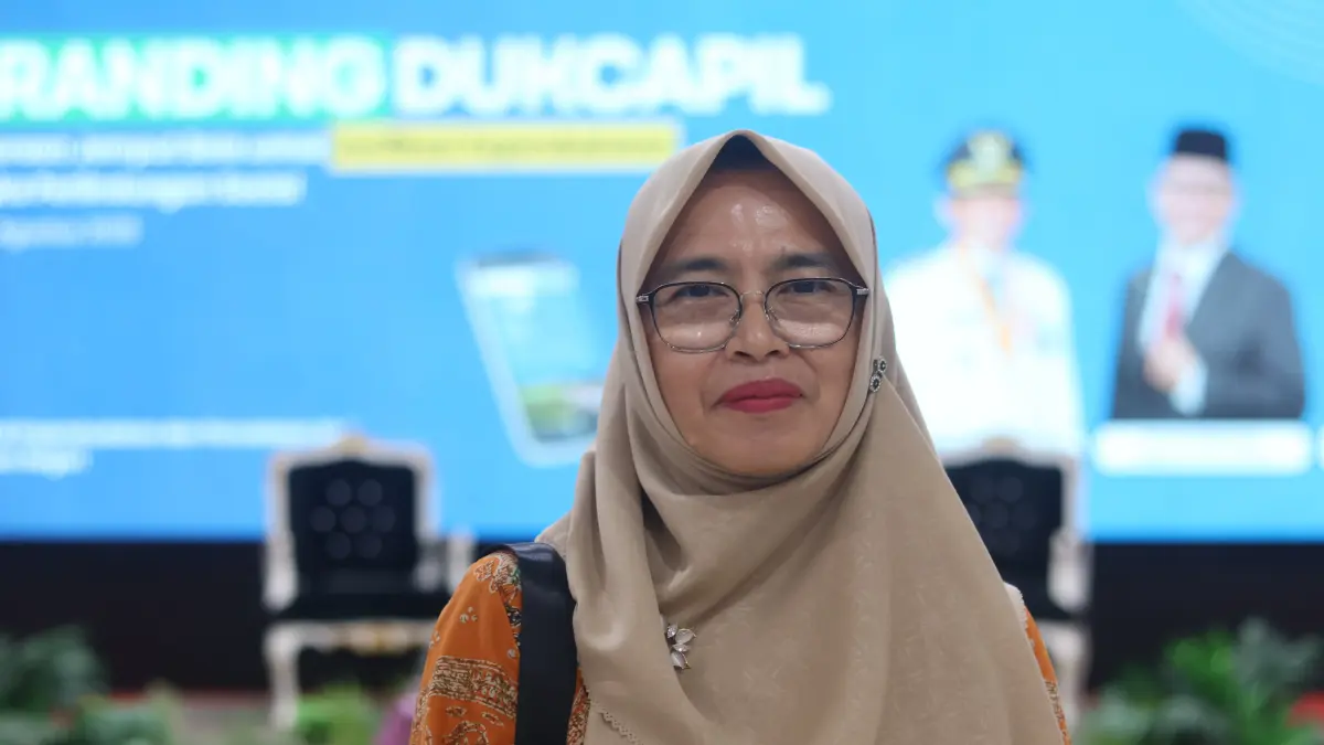 PELAYANAN: Kepala Disdukcapil Balikpapan Tirta Dewi saat menjelaskan ketersediaan blanko KTP-el. 