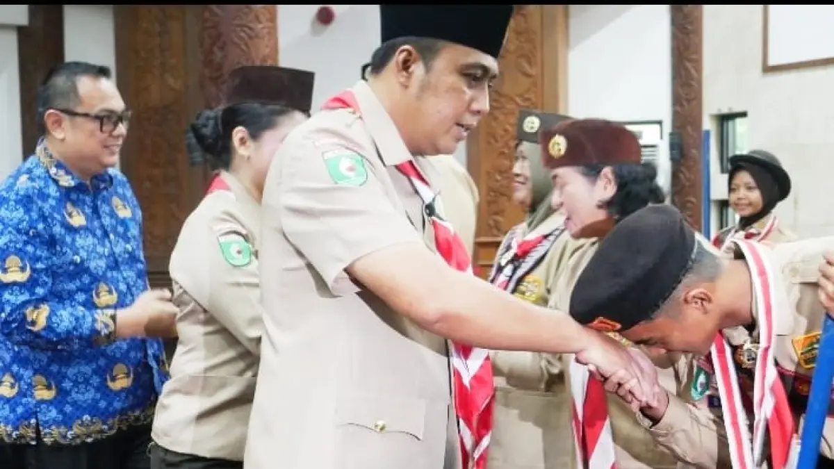 PELEPASAN: Bupati Kubar Frederick Edwin saat melepas kontingen pramuka Kutai Barat ikuti Jambore Nasional. 