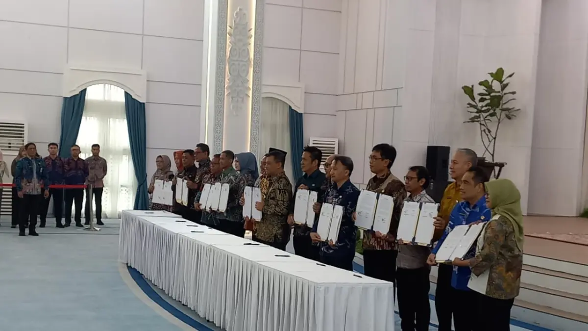 Pemprov Kaltim dan Jawa Tengah melakukan penandatanganan sejumlah nota kesepahaman (MoU) dan surat perjanjian kerja sama (SPK) antara pemerintah provinsi, pemerintah kabupaten/kota, hingga badan usaha milik daerah (BUMD). (FOTO/EKO PRALISTIO)