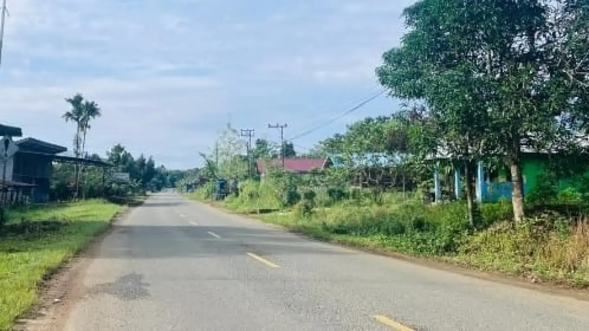 RAWAN: Kondisi ruas jalan Trans Kalimantan yang lurus dan mulus di kawasan Kampung Balok Asa, membuat pengendara kerap memacu kendaraan hingga mengancam keselamatan. (SUNARDI/KP)