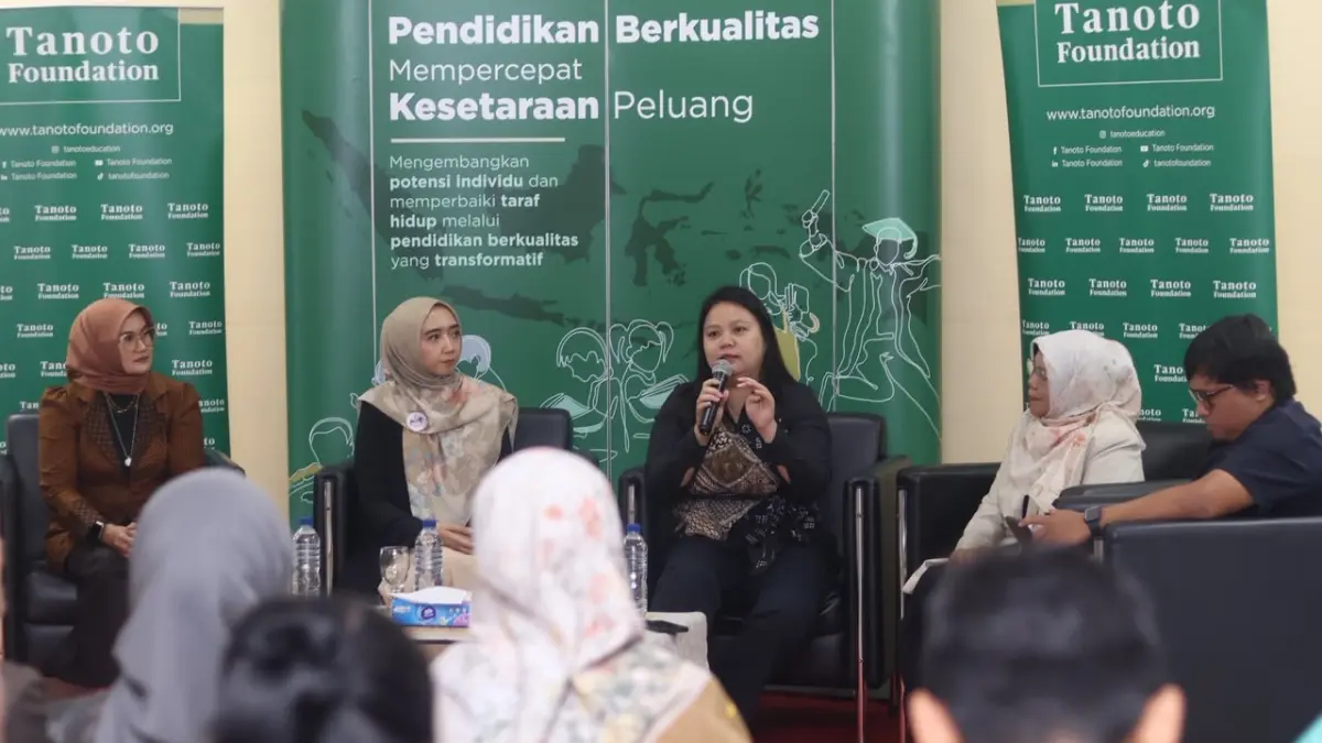 Roselina Ping Juan (tiga kiri) saat menjadi narasumber dalam KIARA di Dinas Perpustakaan dan Arsip Balikpapan, Selasa (4/8). (FOTO ANGGI PRADITHA/KP)