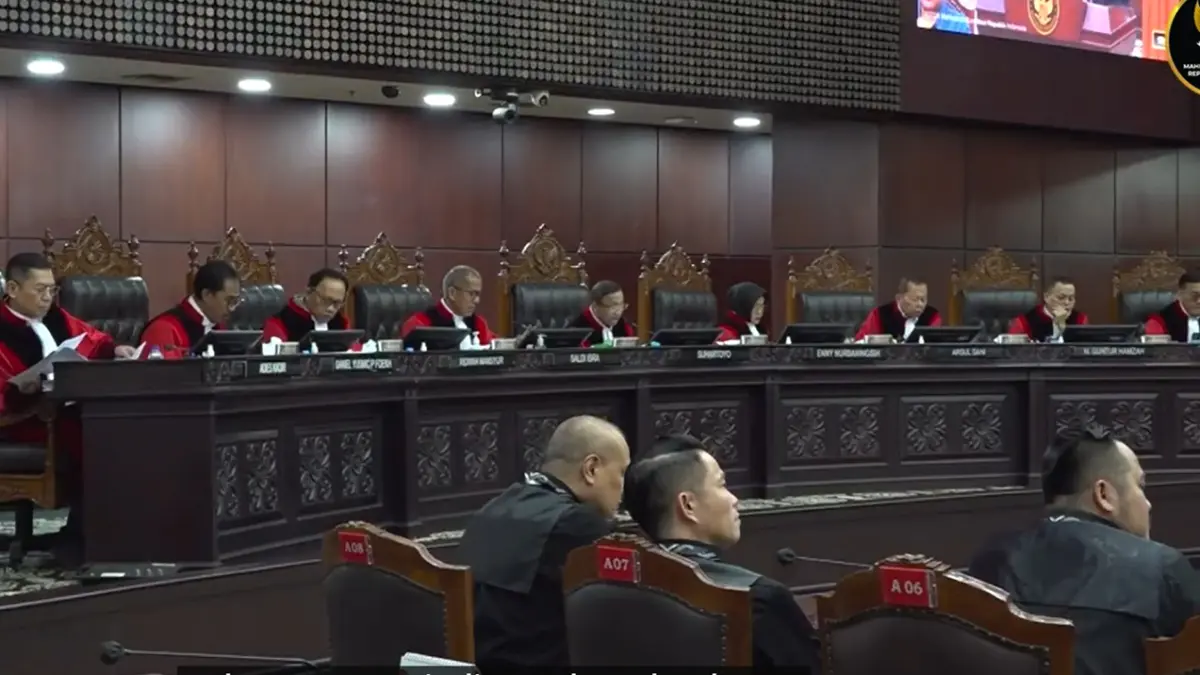 Suasana jalannya persidangan pengujian materiil UU HKPD di Ruang Sidang Pleno Mahkamah Konstitusi.