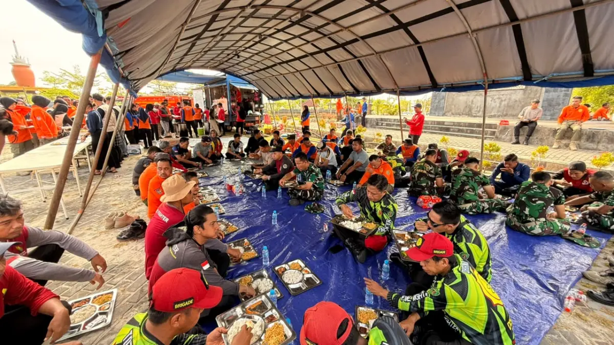 TANGKAL BENCANA: Pemkab PPU membangun sinergi dengan TNI-Polri dan stakeholder untuk menangkal bencana. Tampak peserta pelatihan sedang menikmati hidangan makan siang.(Dok.Humas Polres PPU)