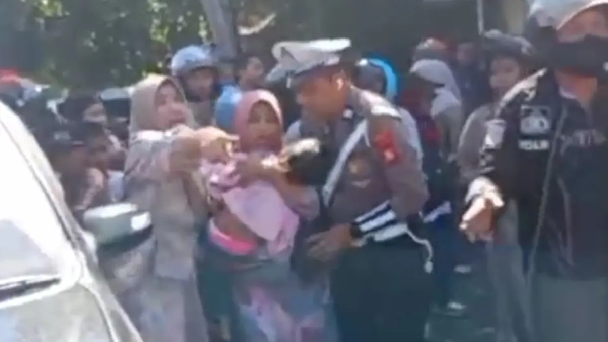Tragedi tragis di momen lomba gerak jalan HUT Ke-81 Kemerdekaan Indonesia, anggota polisi tabrak balita di Bone, Rabu, 5 Agustus 2026. (intipos.com)  