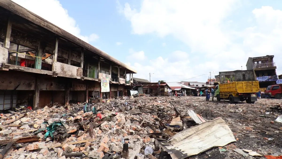PENANGANAN PASCA-KEBAKARAN: Petugas membersihkan material sisa kebakaran di Pasar Sepinggan, Balikpapan, Jumat (7/8). Dinas Perdagangan Balikpapan menyiapkan anggaran Rp16 juta per lapak untuk membangun 119 Tempat Penampungan Sementara bagi pedagang terdampak. ANGGI PRADITHA/KP