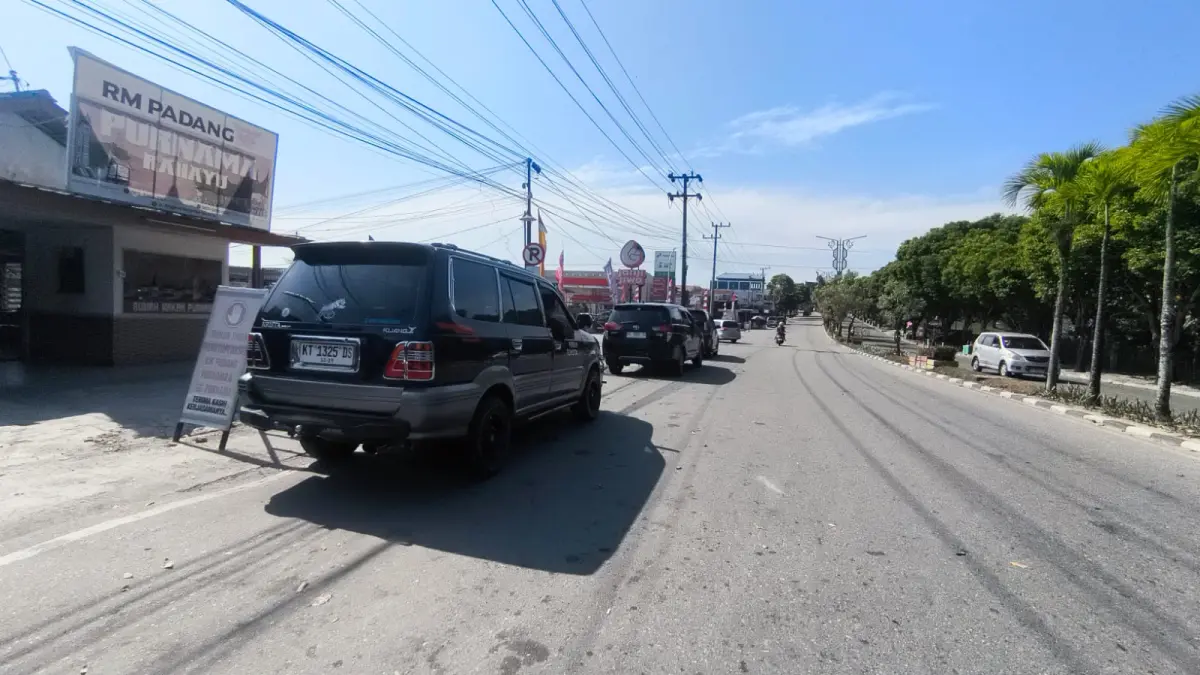 ANTRE:&nbsp;Kendaraan roda empat berbaris rapi di sekitar area SPBU Bontang untuk mendapatkan bahan bakar jenis pertalite. FOTO: ADIEL KUNDHARA/KP