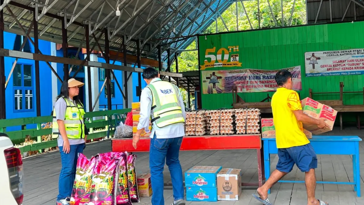 BANTUAN: Penyaluran bantuan kemanusiaan oleh PT BEK untuk korban erosi Sungai Mahakam di Muara Bunyut. 