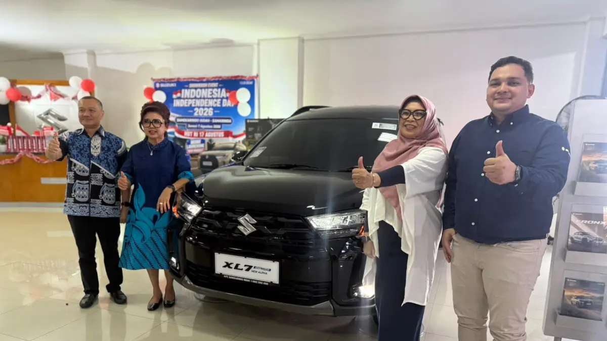 BARU: Andy Anantaputra Suardana (kiri) dan Valdo Satrio Wibowo (kanan) saat Mini Launching Suzuki XL7 Hybrid di Samarinda.
