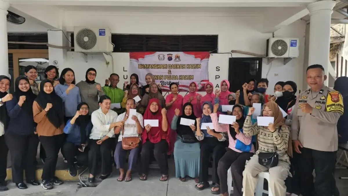 BERKAH: Polwan Polda Kaltim berbagi ke warga kawasan Prapatan, aksi ini jadi berkah warga setempat.