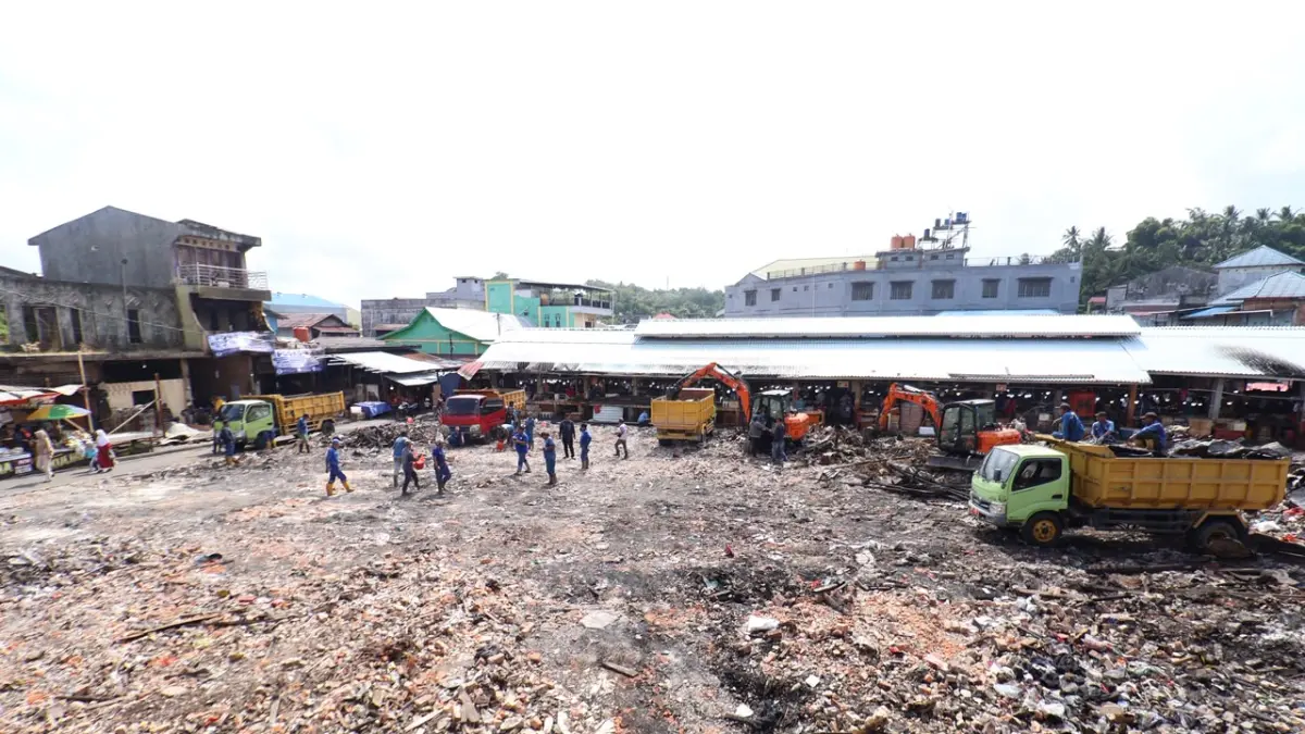 DAMPAK KEBAKARAN: Suasana area Pasar Sepinggan Balikpapan usai dilanda kebakaran besar. Pemkot Balikpapan bergerak cepat menyiapkan pembangunan 119 lapak TPS untuk memulihkan aktivitas ekonomi pedagang terdampak. (ANGGI/KP)
