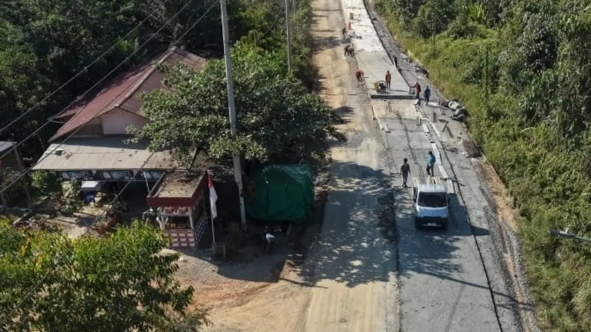 DIKEBUT: Pekerjaan perkerasan beton jalan Sta 10+500 ruas Sp Belusuh - Btas Kalteng. K SUNARDI/KP