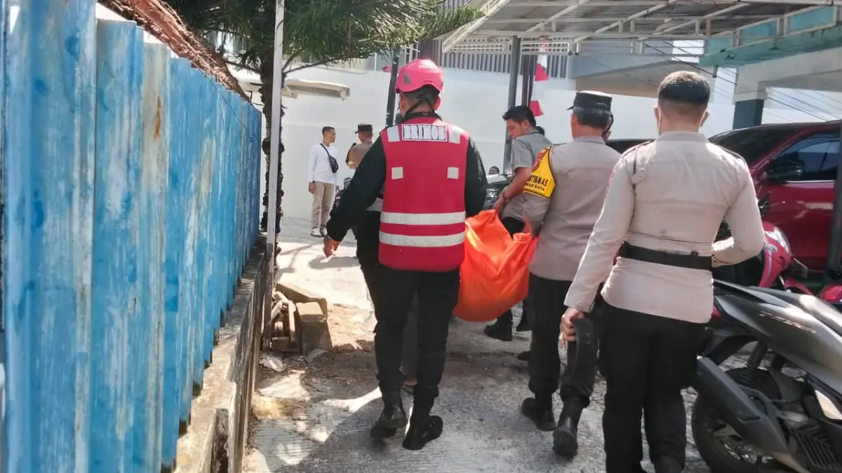 EVAKUASI: Tim gabungan mengevakuasi korban meninggal ke rumah sakit guna pemeriksaan medis lanjutan.