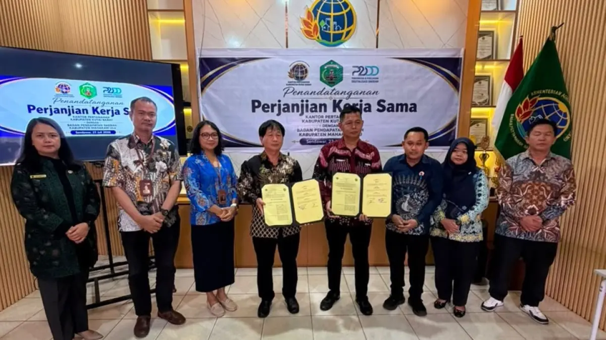 KERJA SAMA: Kepala Badan Pendapatan Daerah (Bapenda) Mahakam Ulu, Josman (empat kiri) menunjukkan dokumen usai menandatangani Perjanjian Kerja Sama (PKS) tentang integrasi data pertanahan dan perpajakan daerah. IST/KP