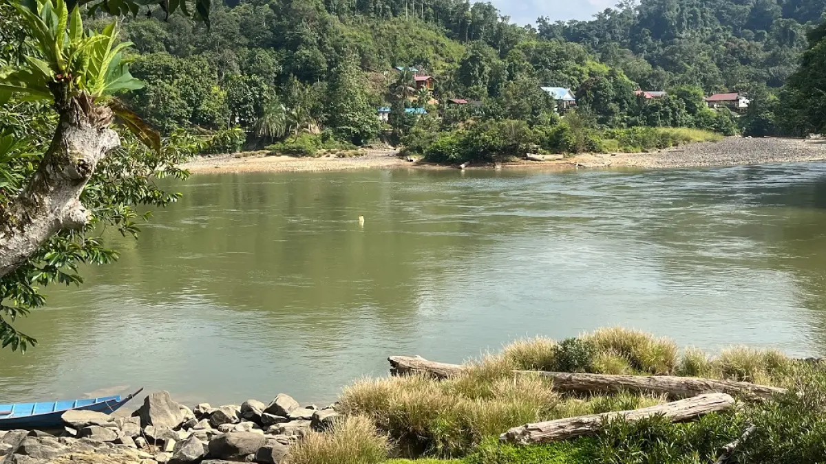 LOGISTIK: Kondisi sungai di Kampung Noha Tivab Kecamatan Long Apari yang surut sehingga menyusahkan dalam dalam distribusi barang, terlebih belum ada jalur darat menuju kampung tersebut. IST/KP