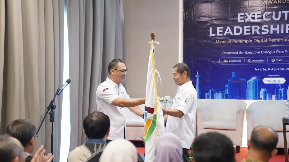 Muhammad Faisal menyerahkan jabatan Ketua Umum ASKOMPSI kepada Rudy Rinaldi dalam serah terima kepemimpinan di Jakarta.
