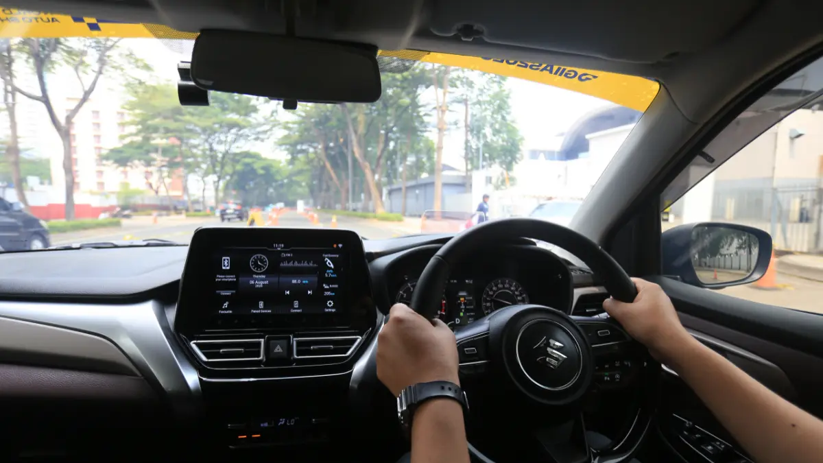 Pengunjung pameran sedang mencoba Suzuki Fronx SGX Hybrid Kuro saat sesi test drive GIIAS 2026. (Foto: Istimewa)