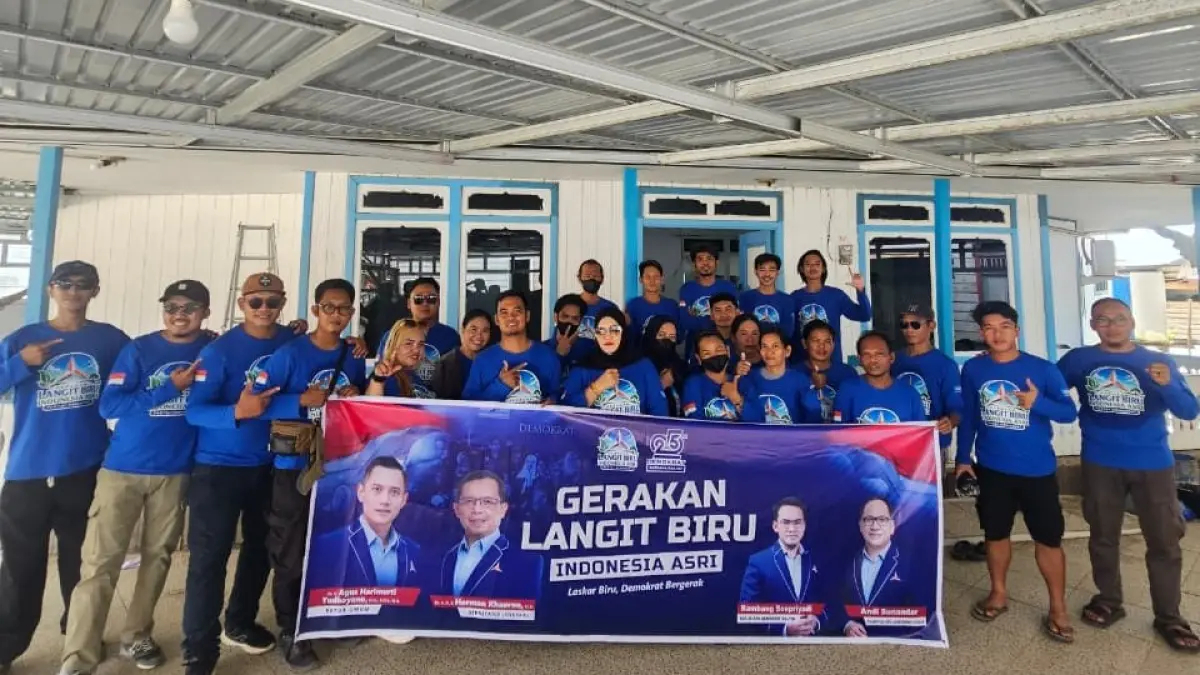 : Pengurus DPC Partai Demokrat Kutai Kartanegara bersama kader dan warga setempat bahu-membahu membersihkan dan mengecat Mushola Miftahul Khair di Desa Selerong, Kecamatan Sebulu, Jumat (7/8/2026). (ist)