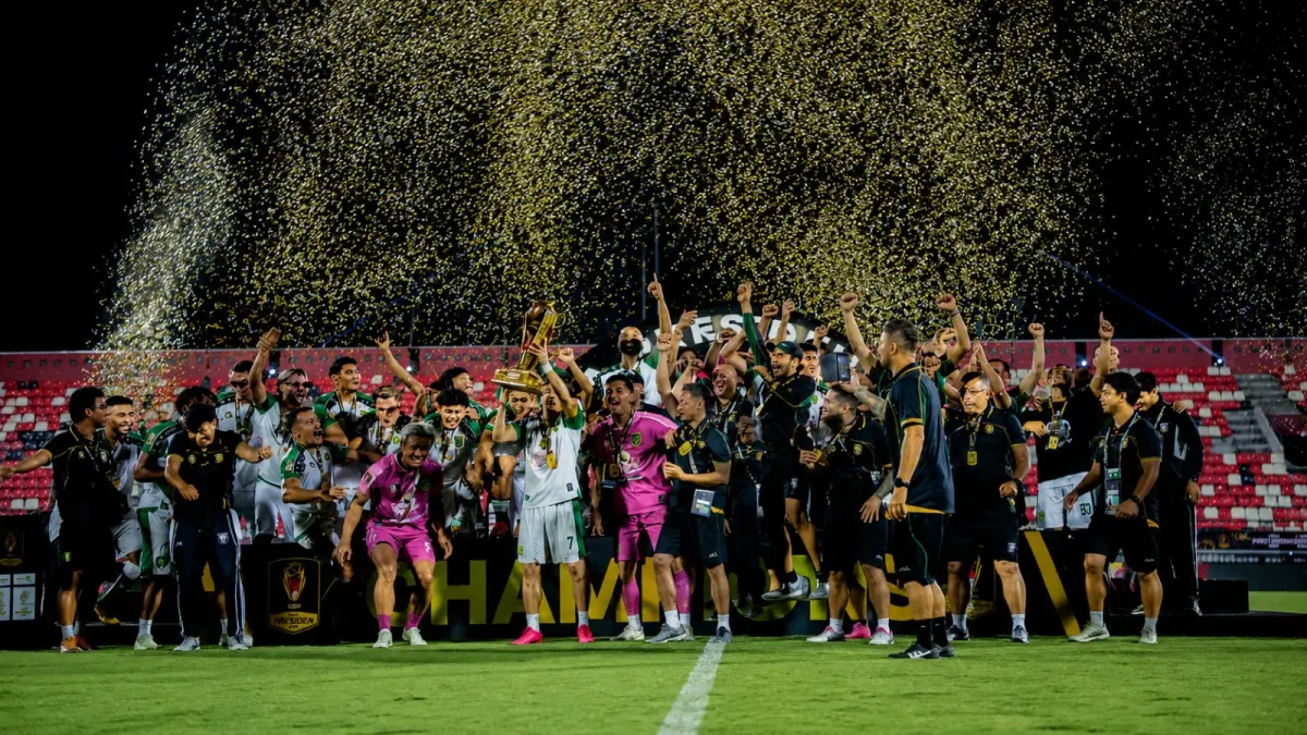 Persebaya Surabaya merayakan gelar juara Piala Presiden 2026 usai mengalahkan Persib Bandung melalui adu penalti di Stadion Kapten I Wayan Dipta, Gianyar, Bali.