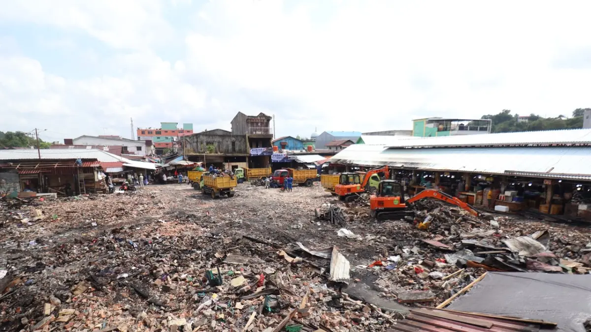 SISA KEBAKARAN: Pembersihan puing sisa kebakaran Pasar Sepinggan Balikpapan terus dipacu oleh petugas gabungan hingga hari keempat, Jumat (7/8). (ANGGI/KP)
