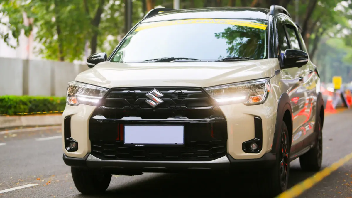 Tampilan fascia depan Suzuki XL7 terbaru dengan balutan warna Ice Grayish Blue dan desain grille baru yang tampil lebih gagah serta modern. (Foto: Istimewa)