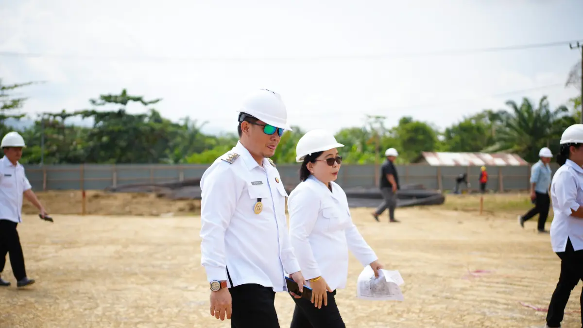 Wabup Mahulu Suhuk saat meninjau pembangunan RS PHTC di Ujoh Bilang, Rabu (5/8). (JODY KRISTIANTO/KP)