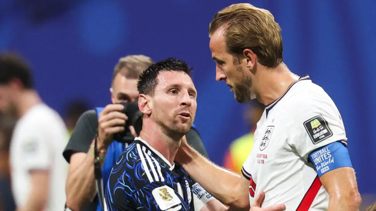 Kapten Argentina Lionel Messi (kiri) menyapa kapten Inggris Harry Kane di akhir semifinal Piala Dunia 2026. (ODD ANDERSEN/AFP)