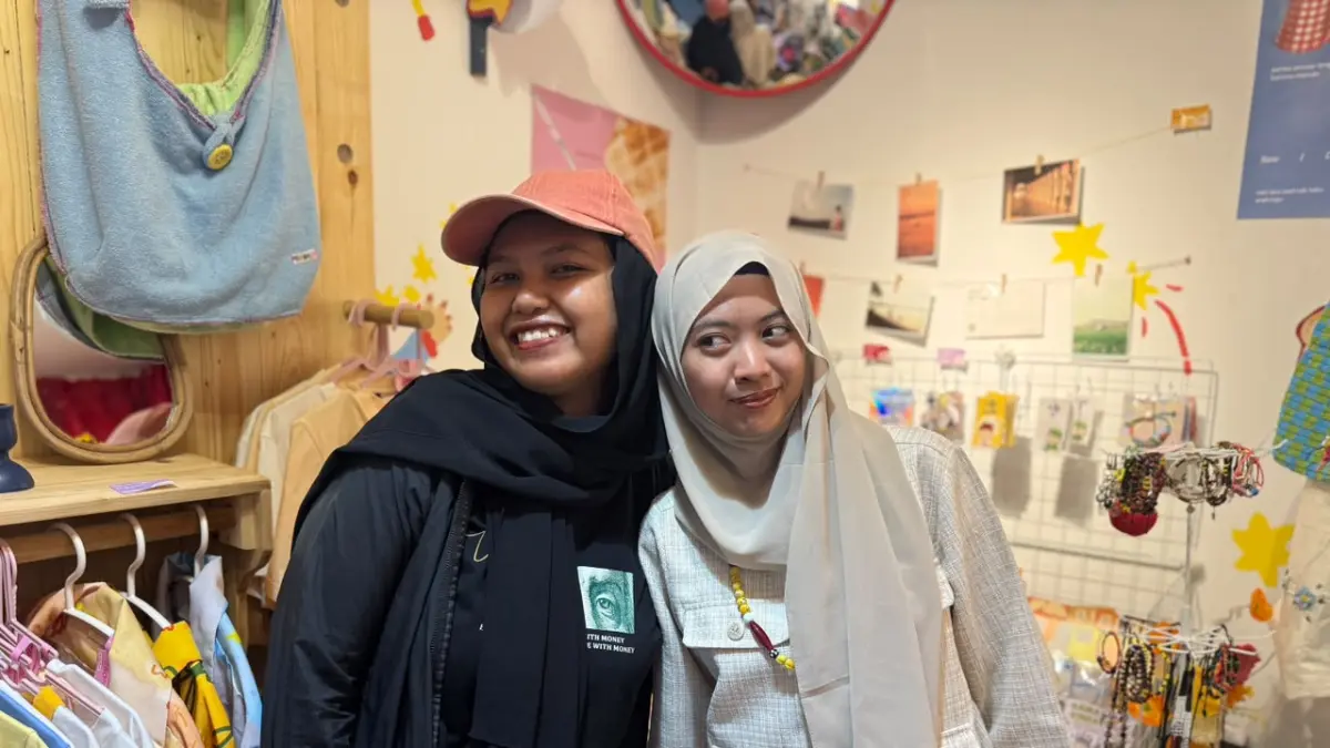 KOMPAK: Berteman sejak kuliah, membuat Aisyah dan Nurul menyeriusi bisnis. Di salah satu kios di Lantai 7 Pasar Pagi, tempat mereka memiliki makna tersendiri. RORO/KP