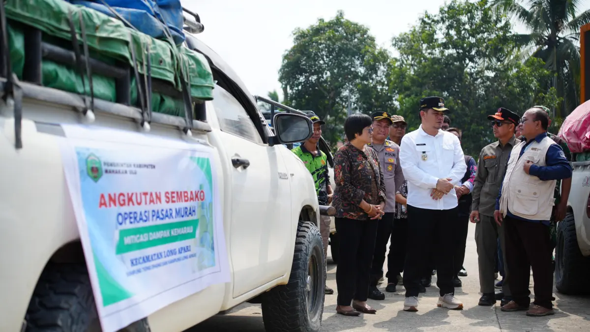 PASTIKAN SAMPAI: Wakil Bupati Mahakam Ulu Suhuk meninjau kelengkapan Tim Operasi Pangan Murah sebelum pelepasan di Lapangan Cor Ujoh BIlang, Sabtu (8/8). (JODY KRISTIANTO/KP)