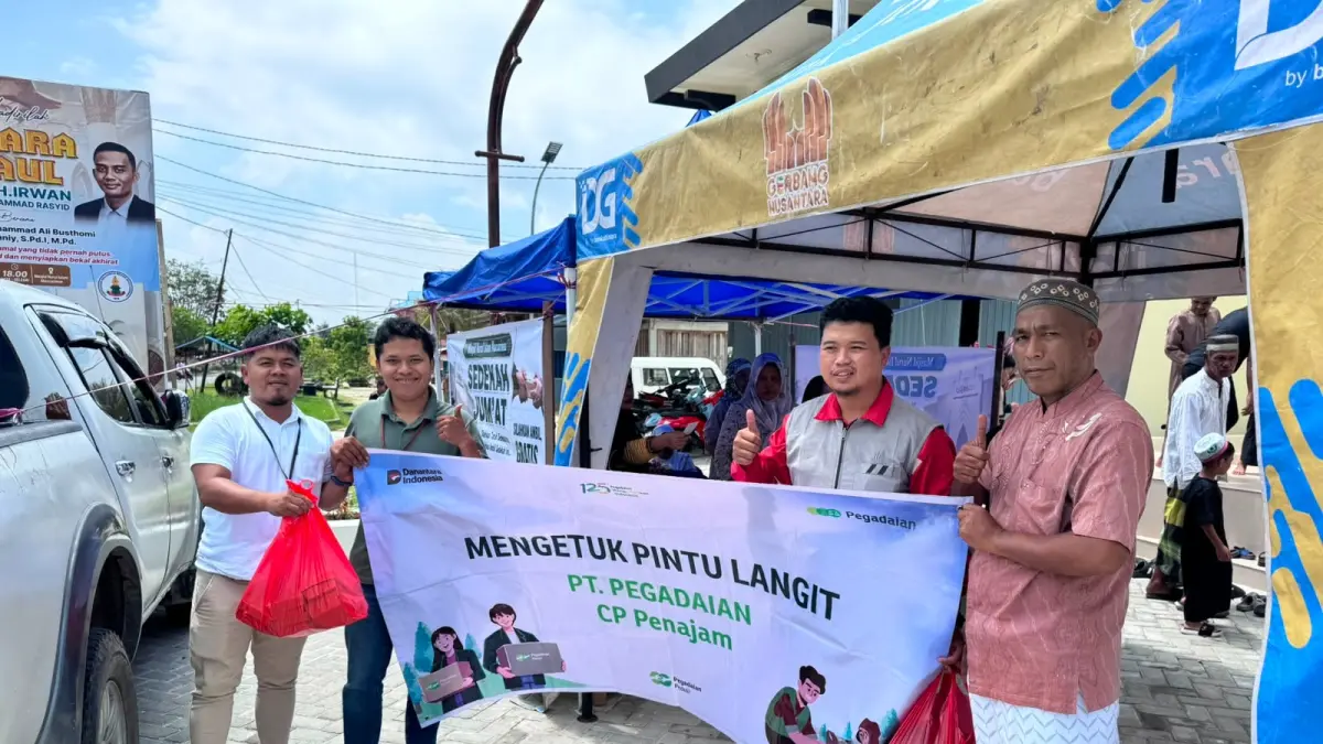 PEMBERDAYAAN UMKM: PT Pegadaian Area Balikpapan menyalurkan paket makanan siap saji hasil olahan UMKM lokal kepada warga sekitar melalui program Mengetuk Pintu Langit 2026.&nbsp;