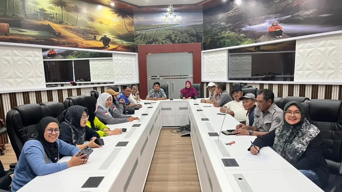 SIAPKAN: Pengurus KONI Bontang menggelar rapat persiapan rapat kerja dan Musorkot, di Ruang Rapat Dispopar Bontang, Kamis (6/8/2026). (EDWIN AGUSTYAN/KP)
