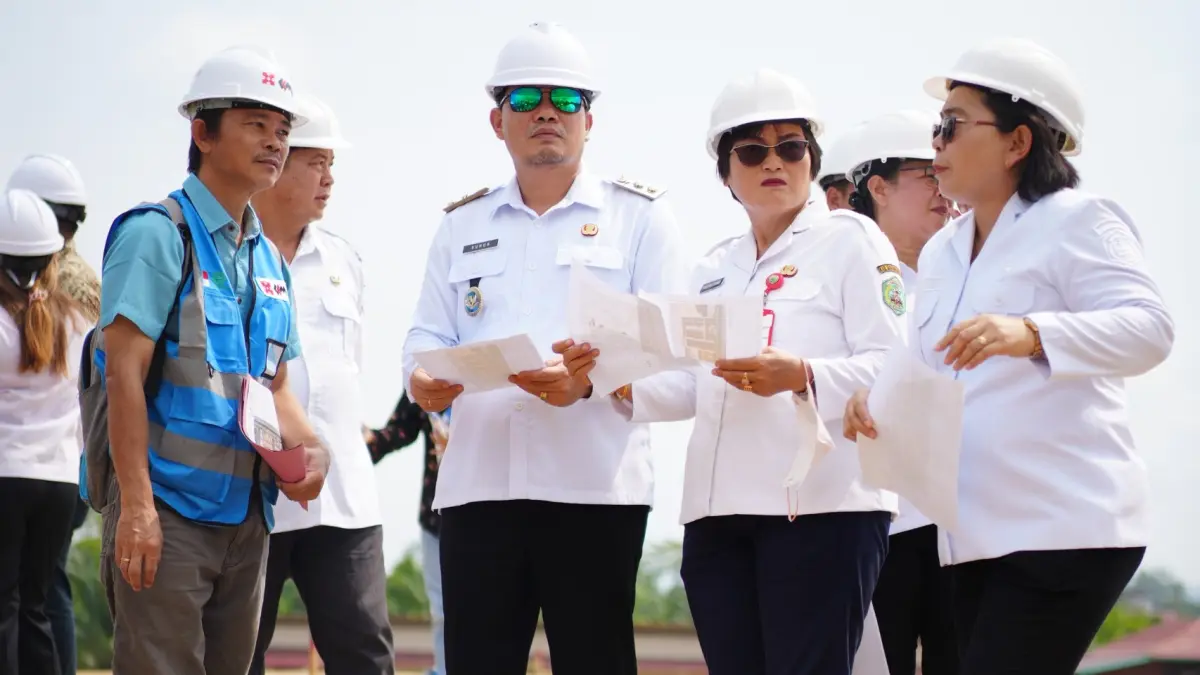 Wakil Bupati Mahulu Suhuk saat meninjau proyek di Mahulu. (FOTO JODY KRISTIANTO)