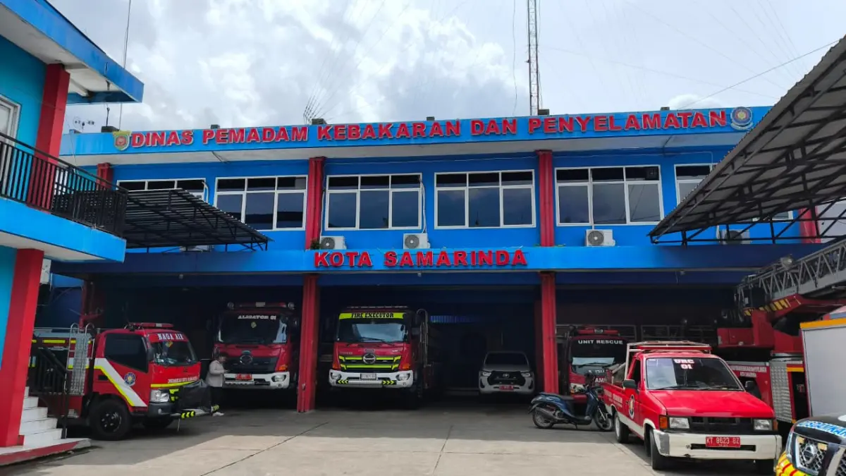 Guna memitigasi bahaya kebakaran akibat korsleting listrik, Disdamkarmat Samarinda telah memeriksa instalasi sekitar 2.500 rumah warga dari pintu ke pintu serta rutin menggelar inspeksi proteksi alat pemadam di fasilitas umum dan perkantoran. (HAFIZ/KP)