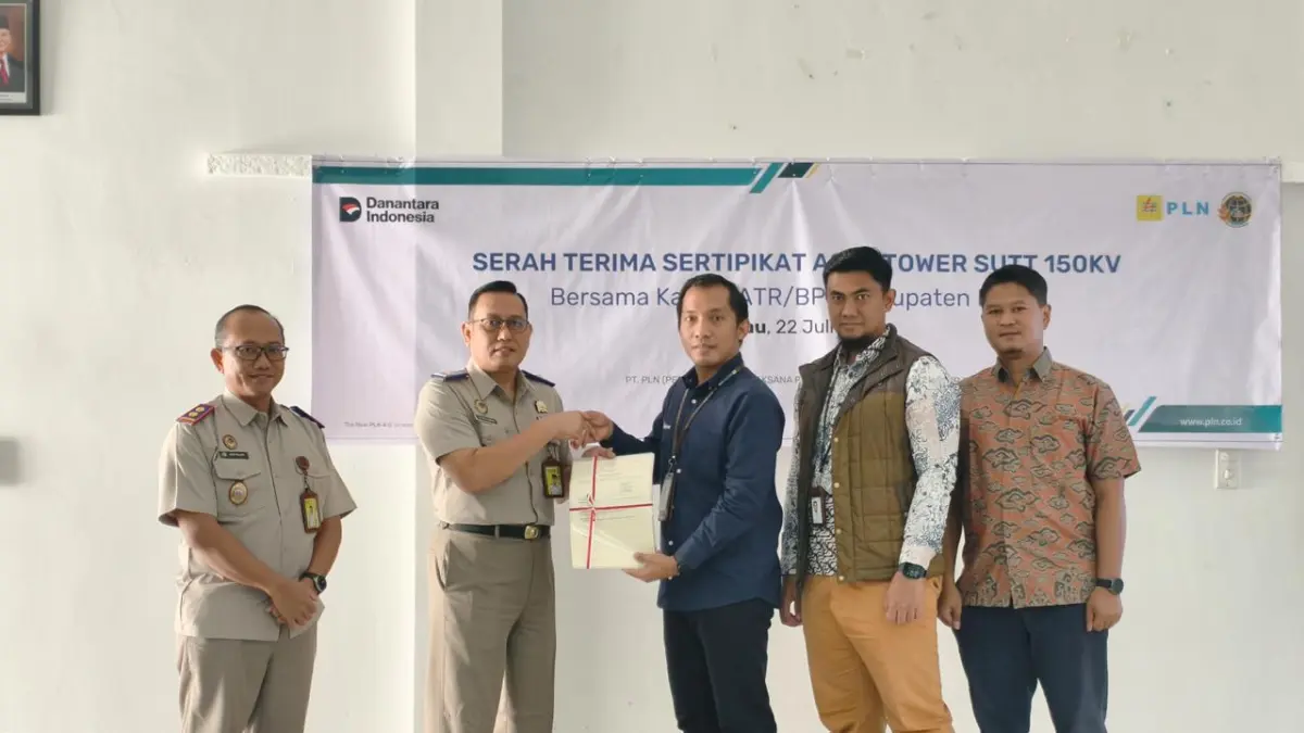 AMANKAN ASET: Prosesi penyerahan 15 sertifikat bidang tanah dari Kantor Pertanahan Kabupaten Berau kepada PLN UIP KLT sebagai bagian dari penguatan legalitas dan pengamanan aset perusahaan.