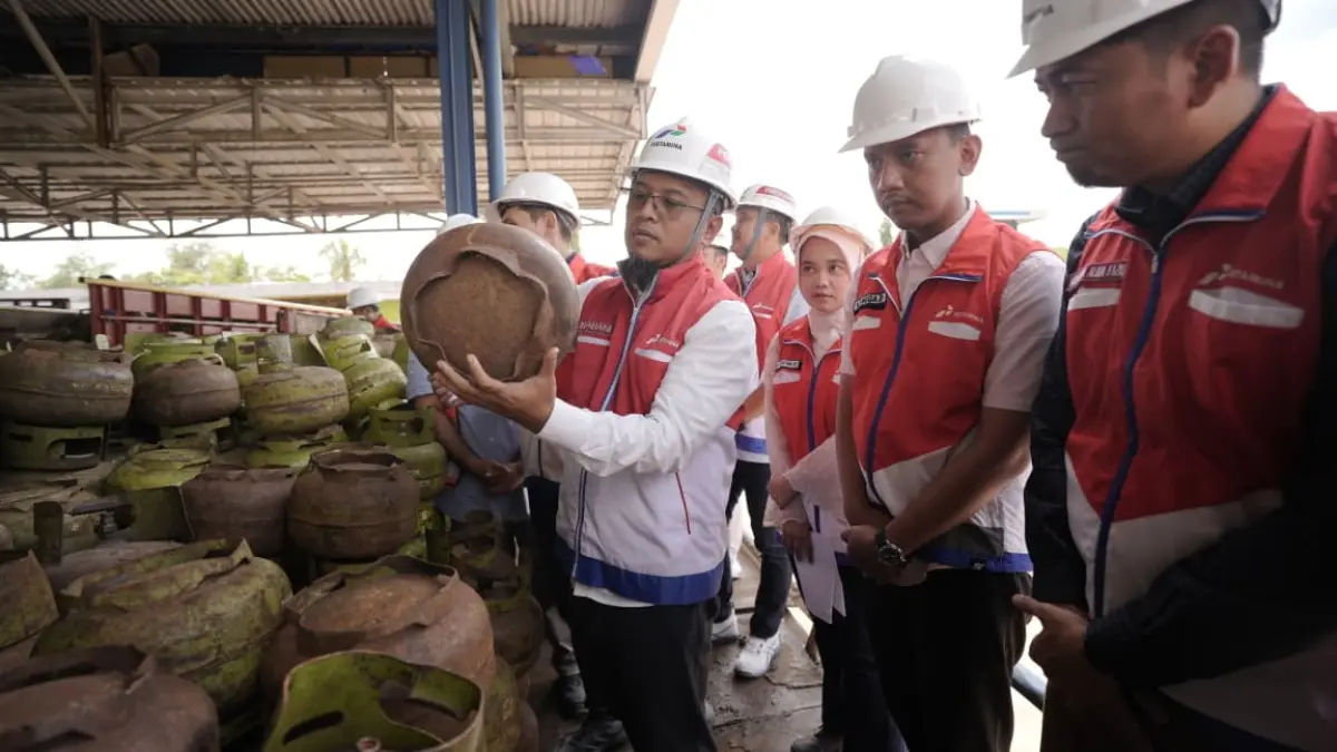 AMATI: Executive General Manager PT Pertamina Patra Niaga Regional Kalimantan, Isfahani (kiri) bersama tim Pertamina mengecek kelayakan tabung melon di salah satu SPBE di Samarinda beberapa waktu lalu. (IST)
