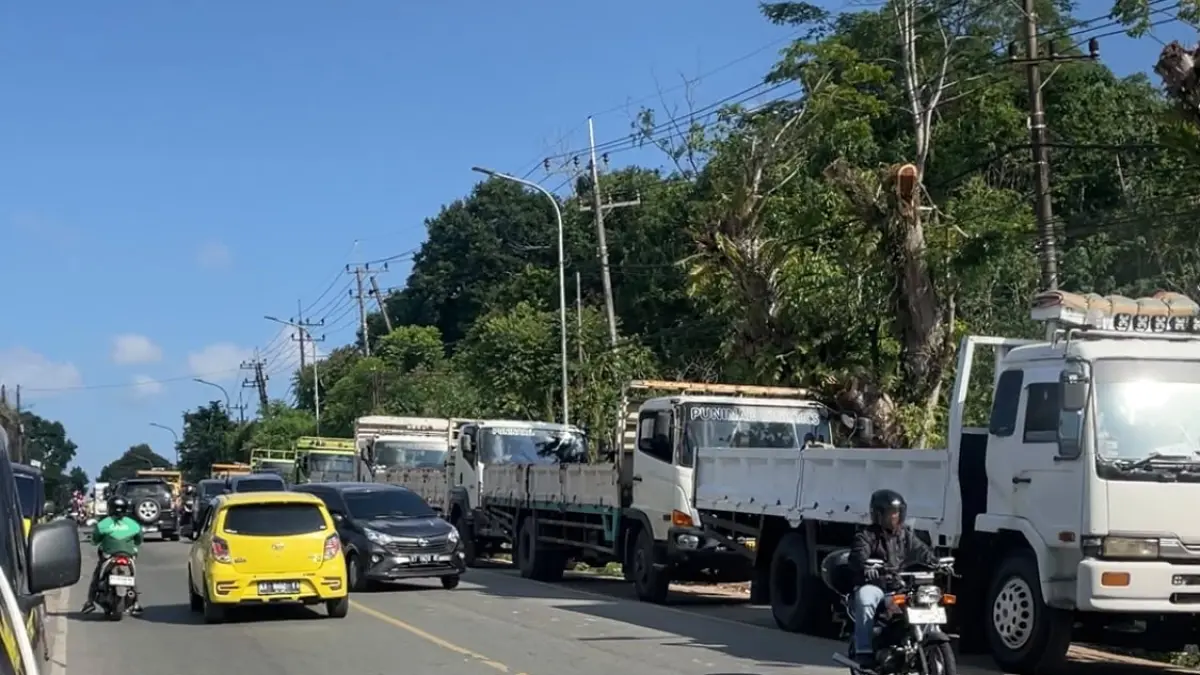 ANTRE: Truk-truk mengantre di SPBU Km 15 Karang Joang, Balikpapan, untuk mendapatkan Bio Solar bersubsidi, Kamis (6/8). Panjangnya antrean dikeluhkan sopir karena waktu tunggu bisa berjam-jam hingga dua hari. (FOTO M TAUFIK)

&nbsp;