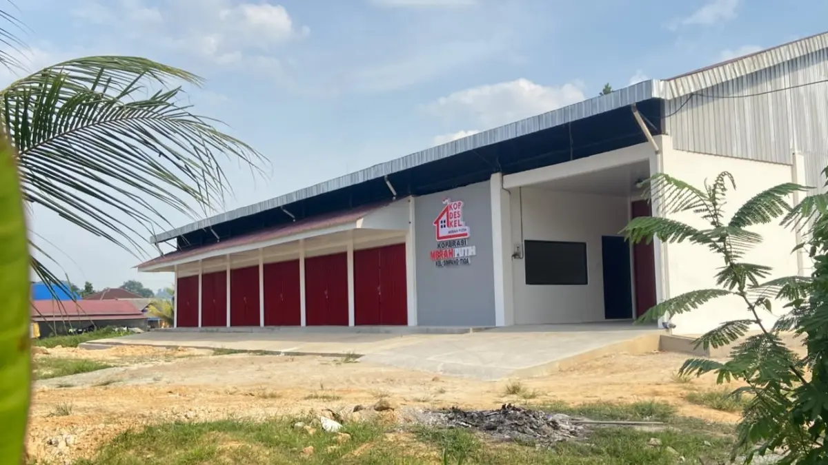 BARU: Salah satu Gerai KDMP yang berada di dalam Gang Barito, Kecamatan Loa Janan Ilir, Kelurahan Tani Aman, yang baru saja terbangun. (AINUR/KP)
