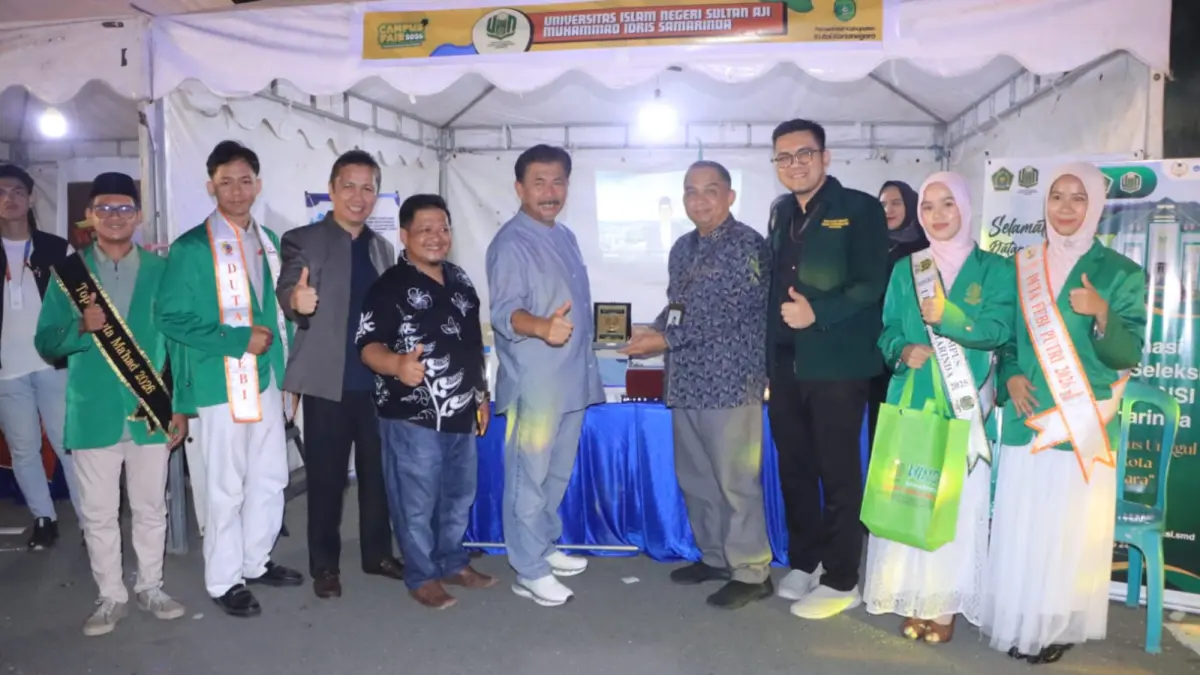 Booth Universitas Islam Negeri Sultan Aji Muhammad Idris Samarinda ramai dikunjungi pelajar saat Campus Fair Kukar 2026 di Kutai Kartanegara, menghadirkan informasi kampus dan interaksi langsung dengan calon mahasiswa.