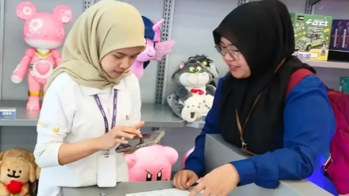 CAPAIAN 73 PERSEN: Petugas Badan Pusat Statistik (BPS) Kota Balikpapan melakukan pendataan pelaku usaha di pusat perbelanjaan hingga Bandara SAMS Sepinggan dalam rangka Sensus Ekonomi 2026.