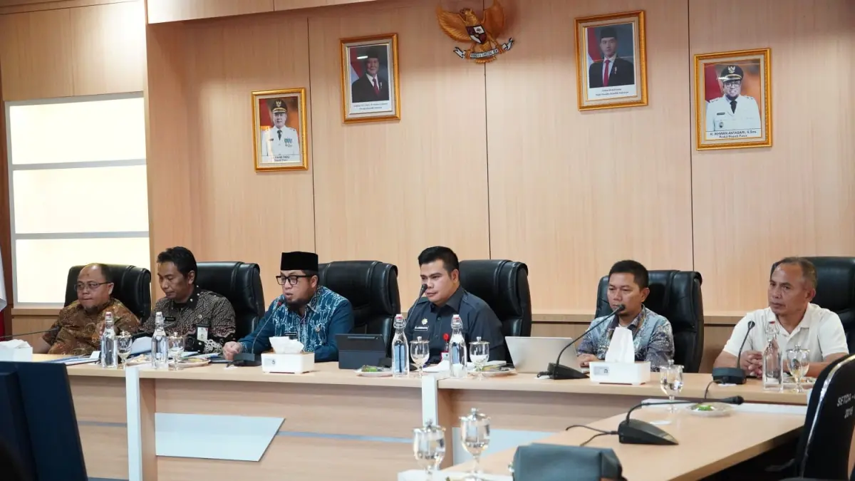 DIBAHAS: Perizinan tambang pasir menjadi fokus pembahasan Pemkab Paser dan Pemprov Kaltim dalam audiensi di Kantor Bupati Paser, Jumat (7/8). (IST)