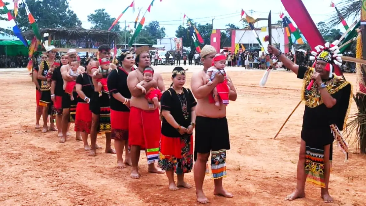 GENERASI PEMIMPIN MASA DEPAN: Suasana pelaksanaan upacara adat Ufah Suku Dayak Kayan yang diikuti lima bayi laki-laki di Rumah Panjang Desa Miau Baru, Kecamatan Kongbeng, Kutai Timur, Minggu (9/8/2026). (Jufriadi/KP)