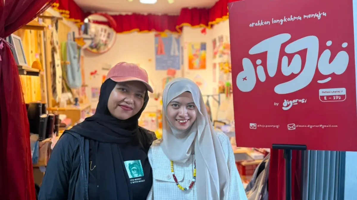 KOMPAK: Berteman sejak kuliah, membuat Aisyah dan Nurul menyeriusi bisnis. Di salah satu kios di Lantai 7 Pasar Pagi, tempat mereka memiliki makna tersendiri. RORO/KP