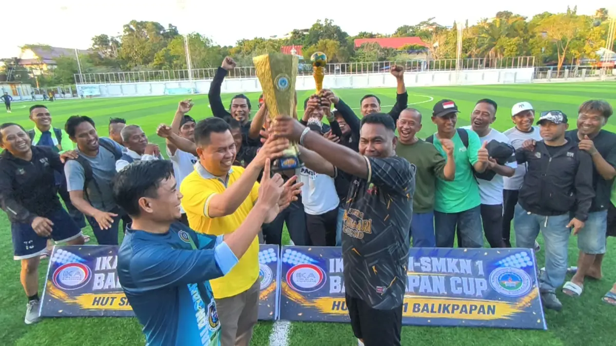 M Hatta selaku Ketua IKA STMN - SMK 1 Balikpapan dan Kepala SMK 1 Balikpapan Suparman menyerahkan piala bergilir kepada tim SMK Pangeran. (LUPUS/KP)