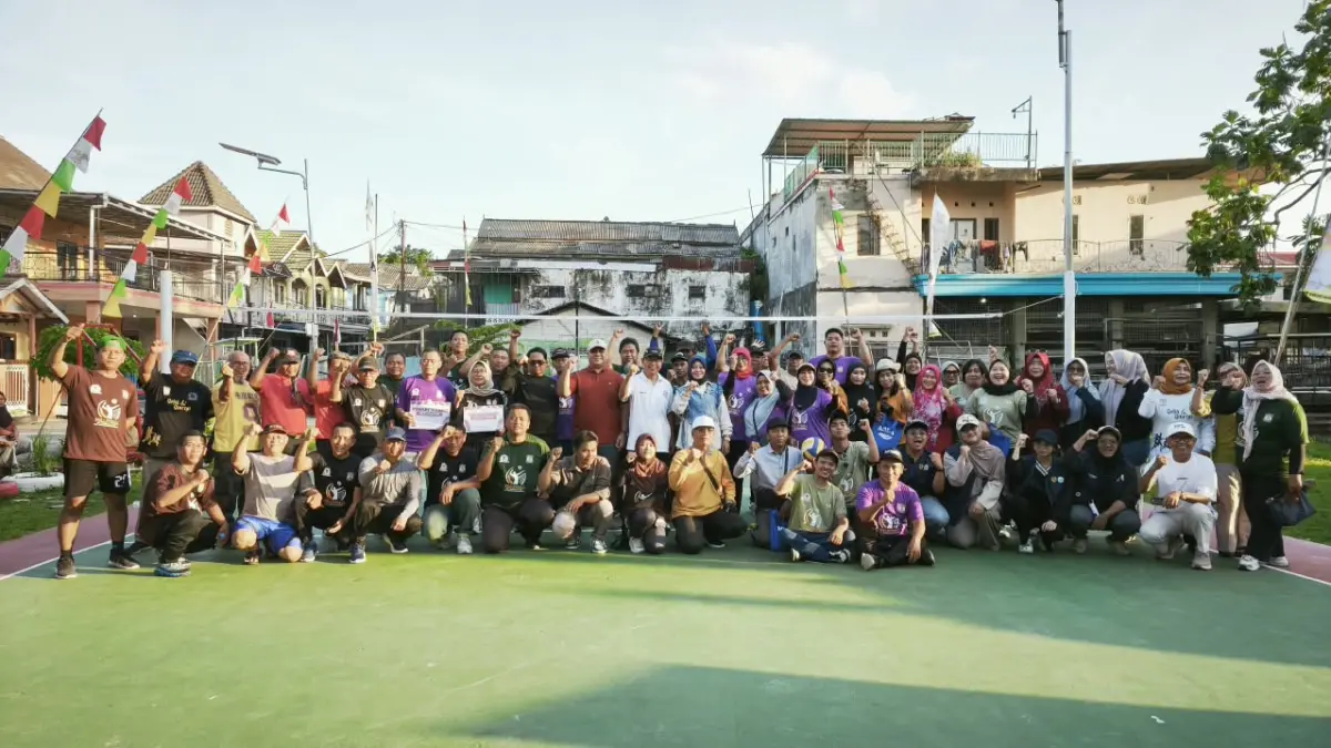MOMEN: Acara ditutup dengan mengabadikan momen kebersamaan seluruh peserta dan panitia&nbsp; LPM Cup 2026, camat Balikpapan Selatan dan lurah Gunung Bahagia. (LUPUS/KP)