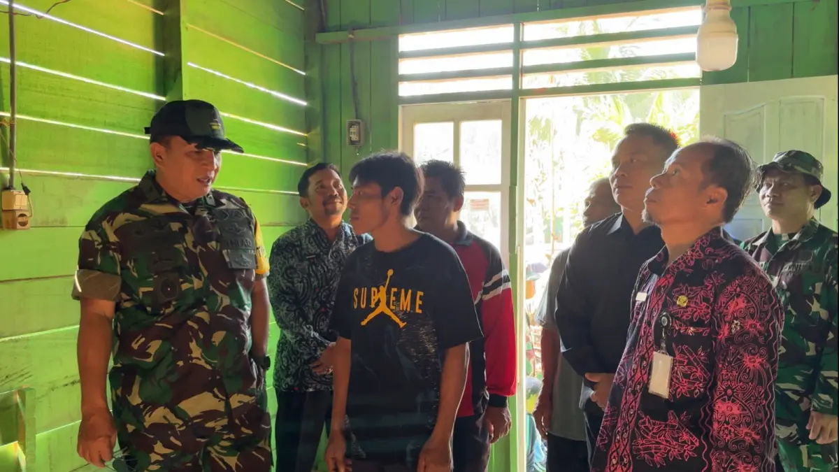 PASTIKAN: Tim Wasev Mabesad dipimpin Brigjen TNI Jimmy Watuseke meninjau pelaksanaan TMMD ke-129 di Desa Biu, Kecamatan Muara Samu, Paser, Jumat (7/8/2026). (NAJIB/KP)