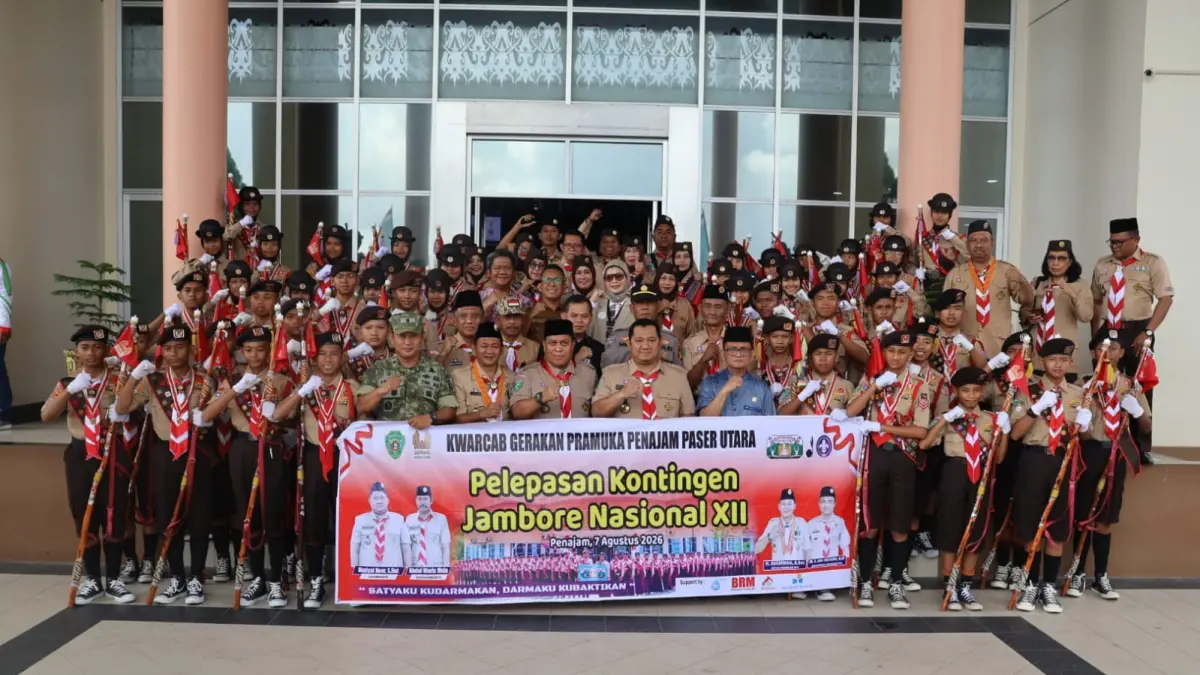 Pemkab PPU berfoto bersama usai melepas 71 anggota Kwarcab Gerakan Pramuka untuk mengikuti Jamnas XII Tahun 2026 di Bumi Perkemahan Cibubur, Jakarta.


