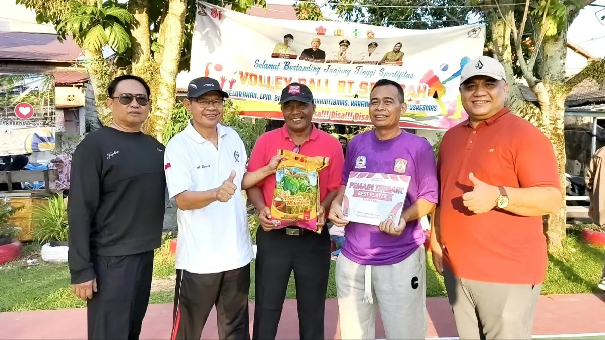 PENGHARGAAN: Ketua LPM Gunung Bahagia Muhammad Ramli (dua kiri) memberikan penghargaan pemain terbaik yang didampingi Camat Balikpapan Selatan Muhammad Hakim (kanan). (LUPUS/KP)

&nbsp;