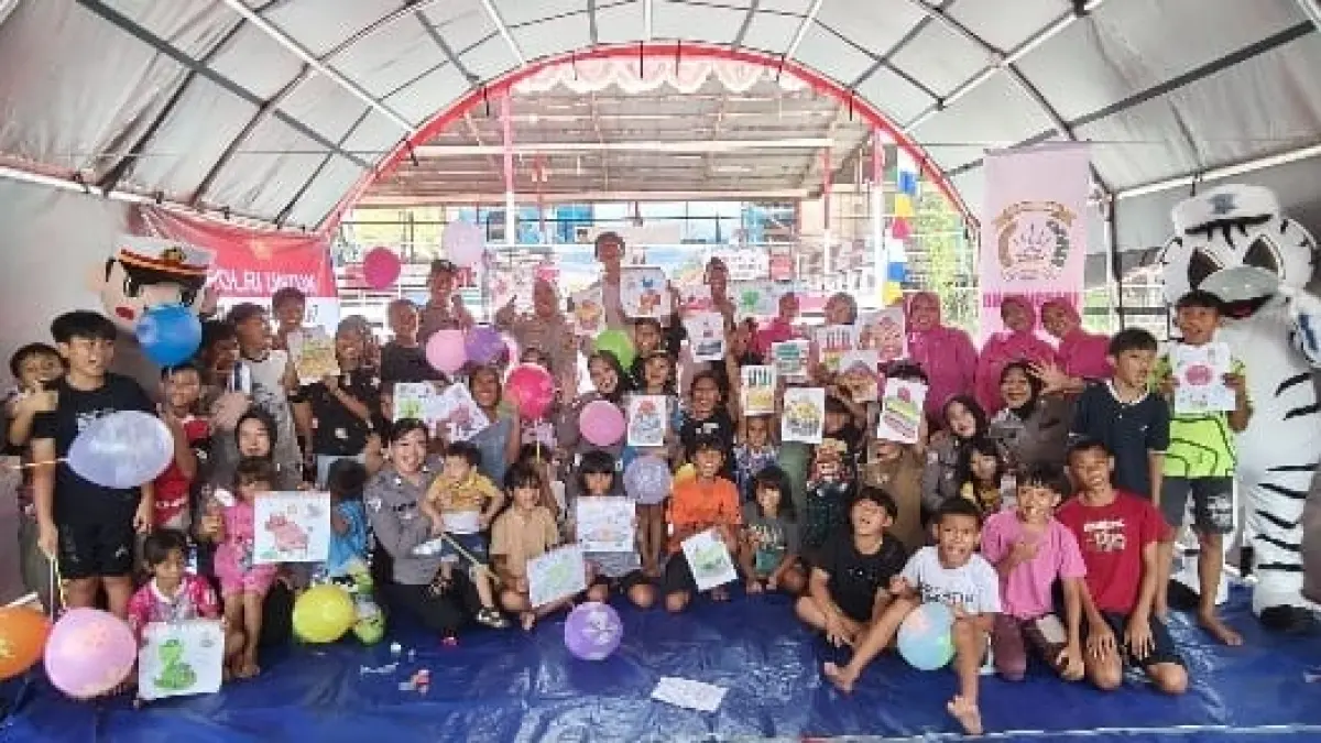 Polres Kutai Barat bersama Polsek Melak dan Bhayangkari Ranting Melak menggelar trauma healing bagi korban longsor di Kampung Muara Bunyut, Kecamatan Melak, Sabtu (8/8).