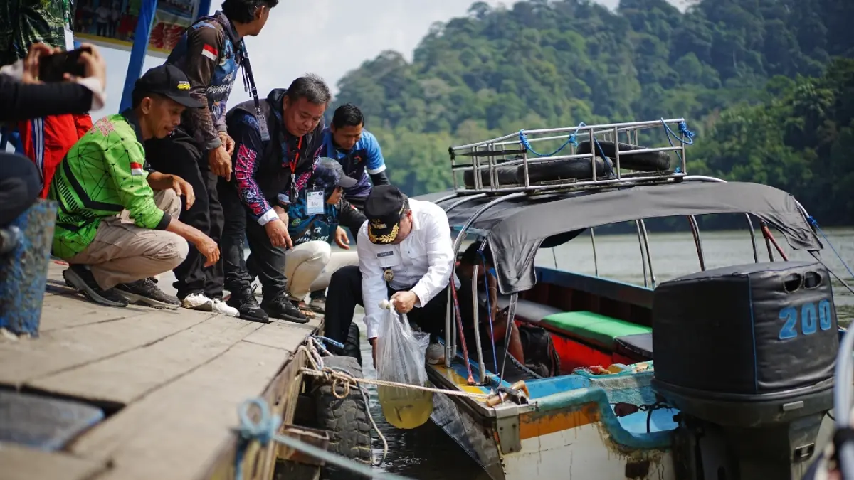 POTENSIAL: Wakil Bupati Mahakam Ulu Suhuk melepaskan benih ikan jelawat didampingi Pembina Angler Mahakam Ulu Yason Liah (rompi hitam) simbolik dimulainya kompetisi mancing dalam rangka HUT RI ke 81 di Ujoh Bilang, Sabtu (8/8). JODY KRISTIANTO/KP